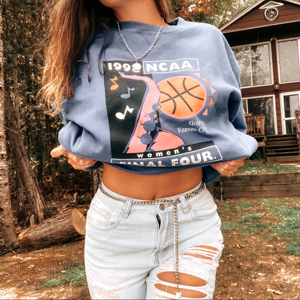 ❗️SOLD❗️Vintage 1998 Women’s NCAA Sweatshirt
